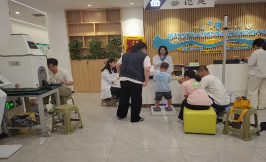 15.医疗公司“科学评估，助力生长”儿童义诊活动现场_副本.jpg